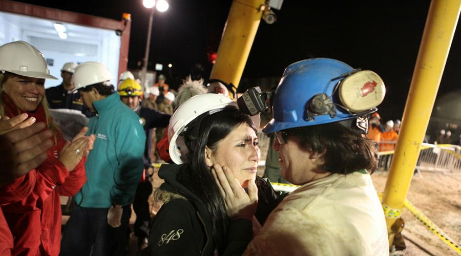 Чилийские шахтеры поклялись на крови не рассказывать всех подробностей своего плена (18 фото). Чилийские шахтеры Как начиналась спасательная операция