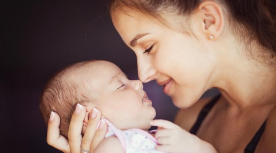 Bayi yang baru lahir cegukan setelah menyusu yang artinya.  Apa yang harus dilakukan jika anak cegukan?  Metode membantu anak