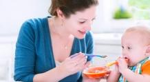 Kako otroka naučiti samostojno jesti z žlico v kateri koli starosti