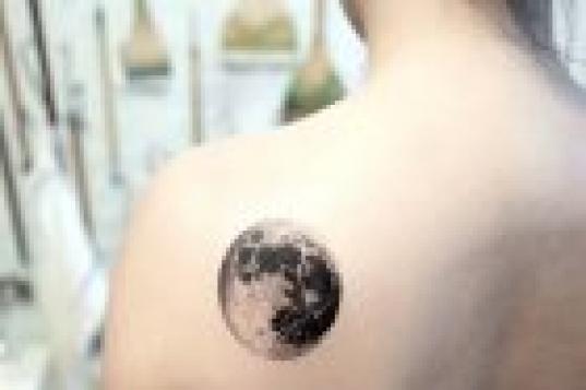 Mėnulio tatuiruotė Mėnesio tatuiruotės reikšmė mergaitėms ant riešo