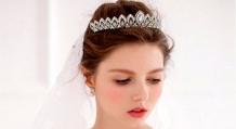Gaya rambut dengan tiara: kelembutan yang luar biasa Gaya rambut pernikahan untuk rambut sedang dengan tiara